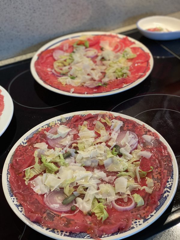 Carpaccio gesneden op papier// graag afmetingen bord bij opmerkingen noteren